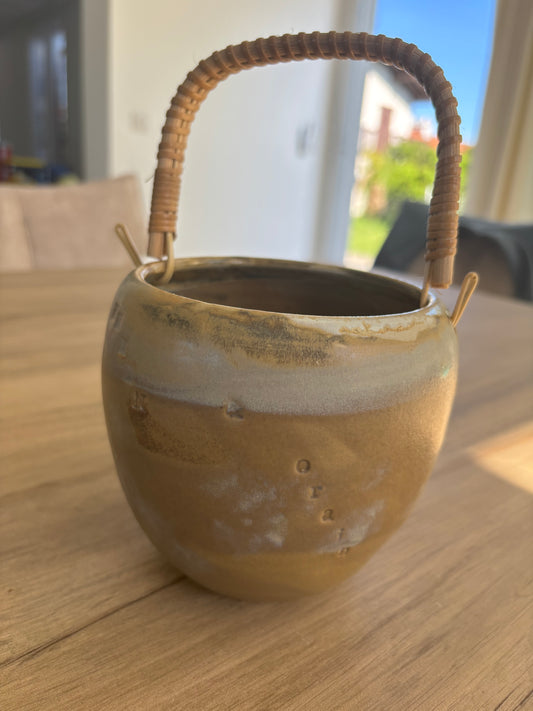 Pot avec anse en osier